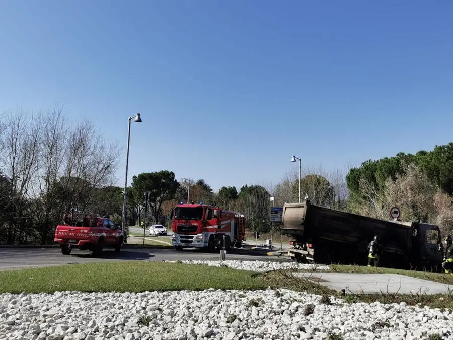 Camion in fiamme a Iseo