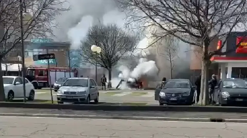 Auto in fiamme a Montichiari