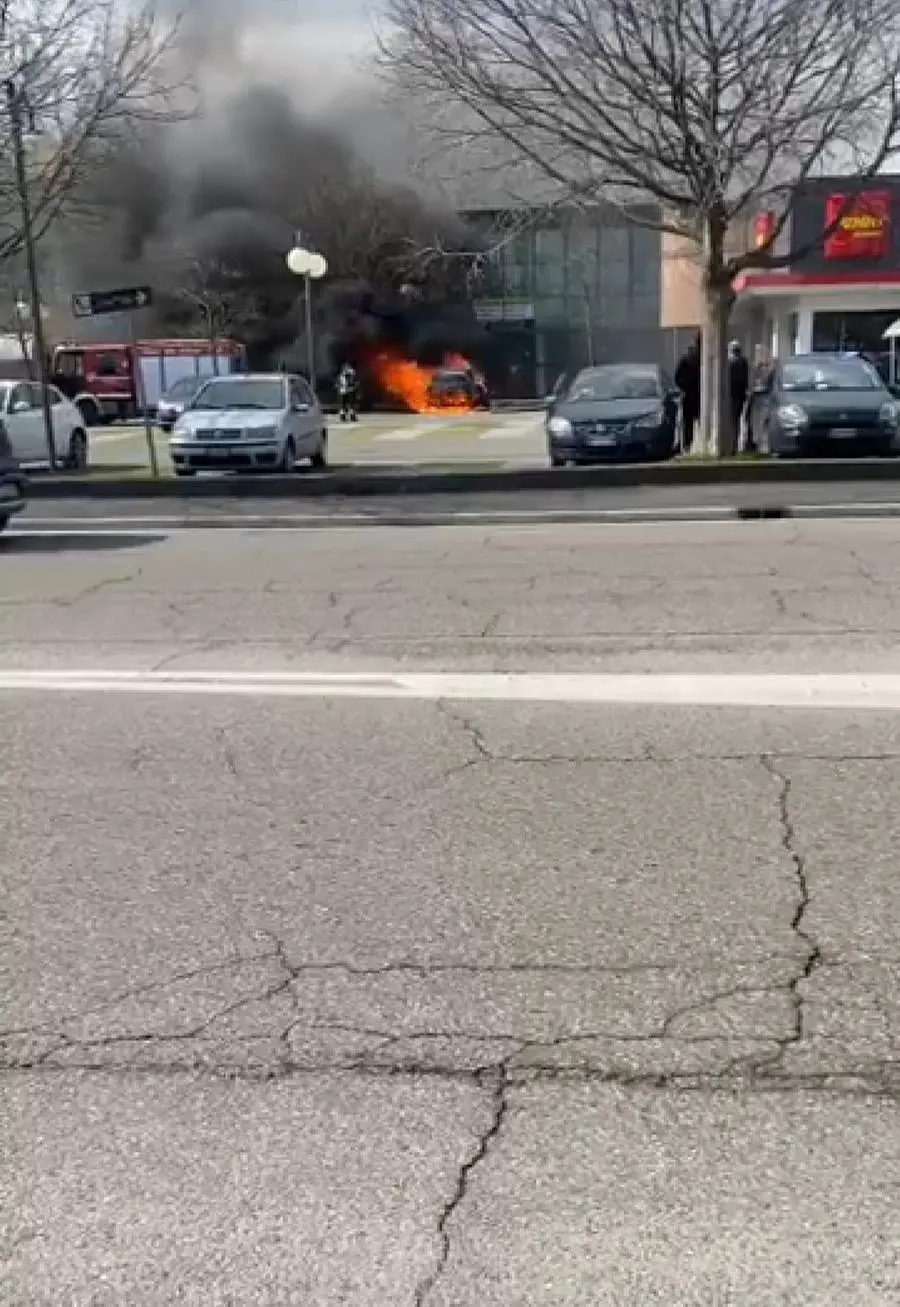 Auto in fiamme a Montichiari