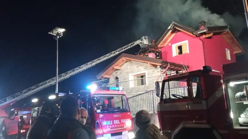 Incendio a Vezza d'Oglio - © www.giornaledibrescia.it
