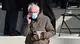 Le moffole di lana del senatore Bernie Sanders all'insediamento di Biden