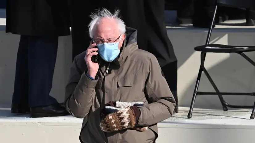 Le moffole di lana del senatore Bernie Sanders all'insediamento di Biden
