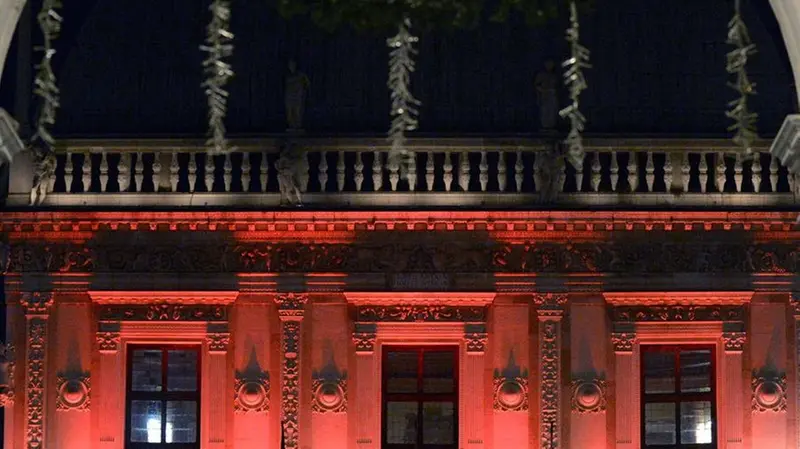 La facciata della Loggia illuminata di rosso