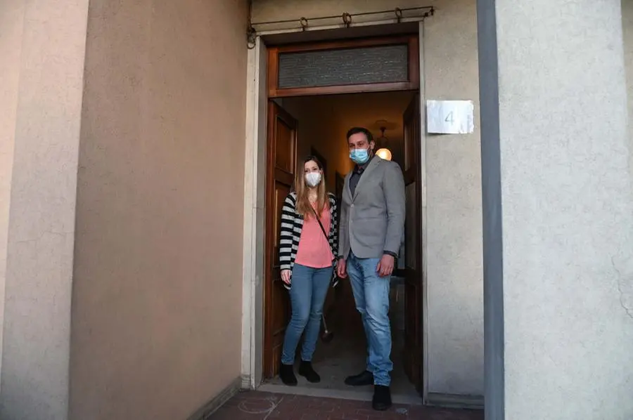 Paolo e Silvia entrano nella loro casa dopo due anni