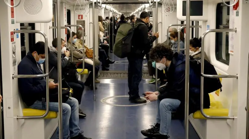 Persone in metropolitana, Milano. Aprile 2021