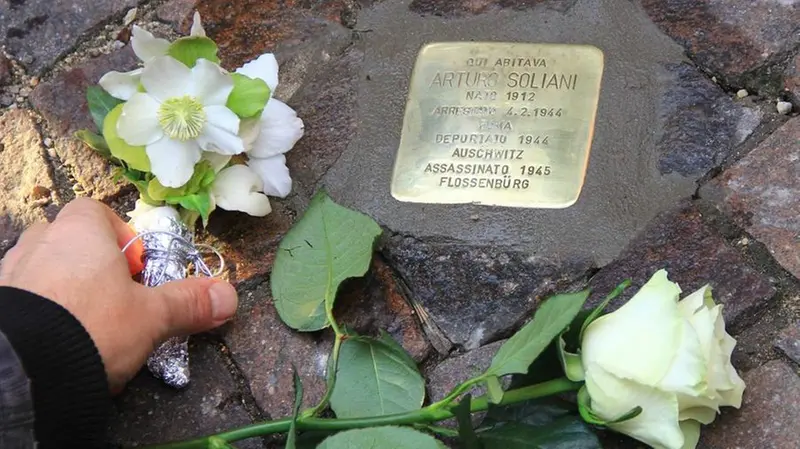 La pietra di inciampo a Tignale per una vittima dell’Olocausto - Foto © www.giornaledibrescia.it