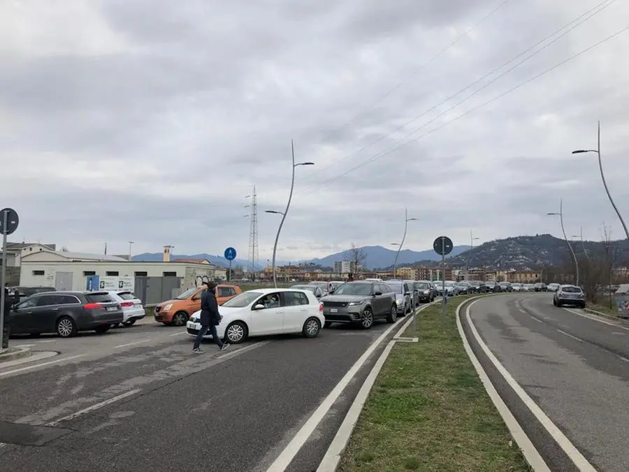 Lunga fila di auto all'ingresso del centro anti-Covid di via Morelli