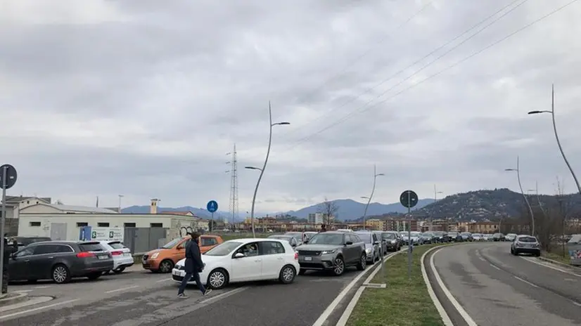 Lunga fila di auto all'ingresso del centro anti-Covid di via Morelli
