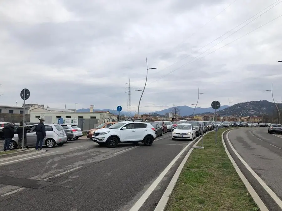 Lunga fila di auto all'ingresso del centro anti-Covid di via Morelli