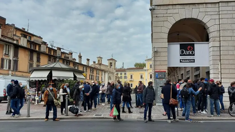 La protesta degli ambulanti in piazza del mercato a Brescia - Foto © www.giornaledibrescia.it