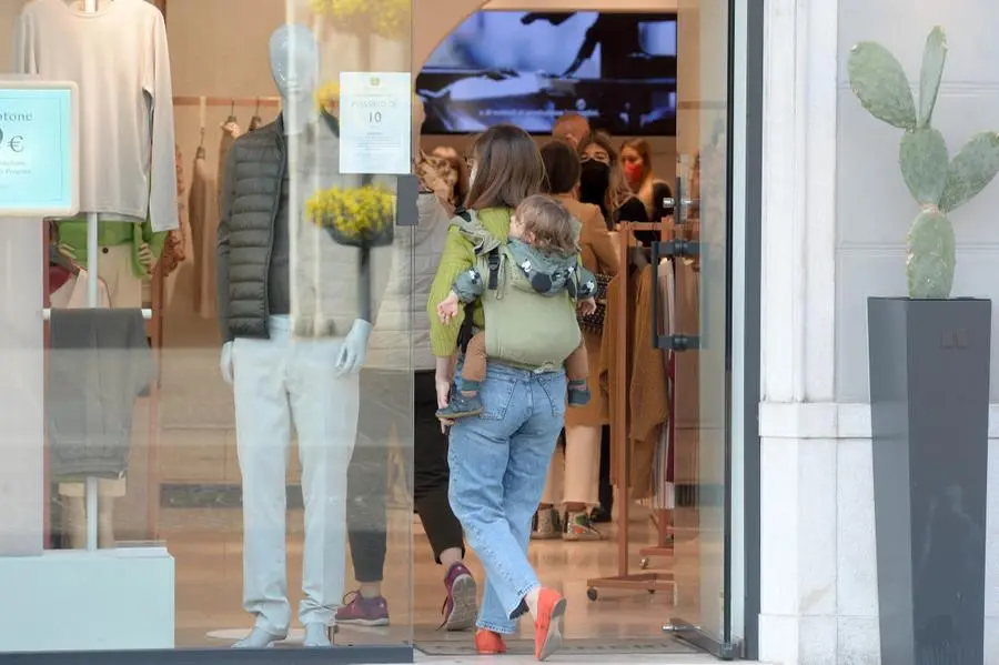 Primo sabato in zona arancione per le vie del centro di Brescia