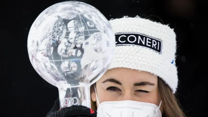 Sofia Goggia con la Coppa del Mondo bis