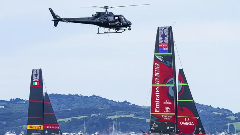 Luna Rossa nelle acque neozelandesi di Auckland