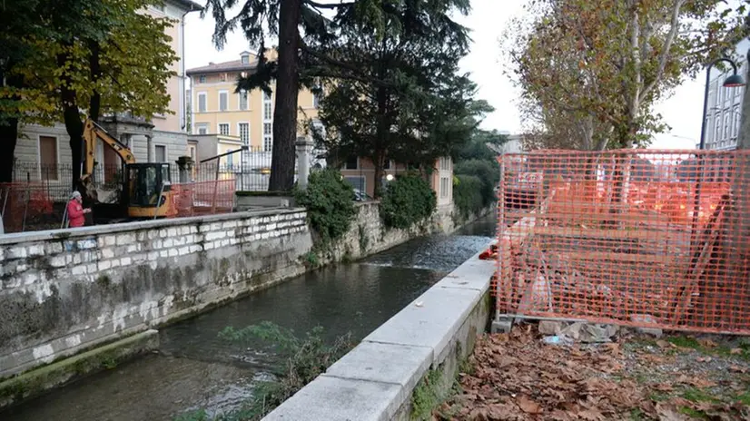 Il torrente Garza in via Ugoni (archivio) - Foto © www.giornaledibrescia.it