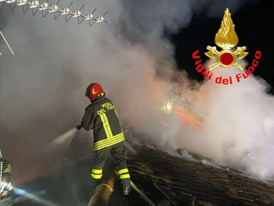 Vigili del fuoco all'opera sul tetto di Lograto