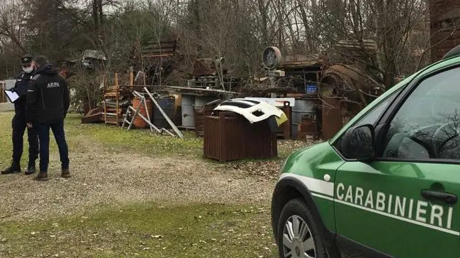 Alcuni dei rifiuti abbandonati a Lonato