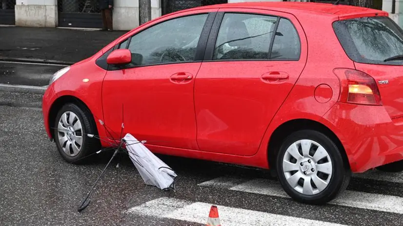Investimento in piazzale Arnaldo, a terra resta un ombrello in brandelli