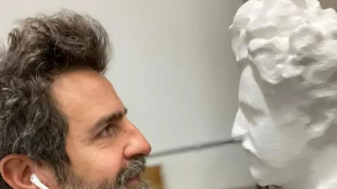 Massimo Temporelli con il suo busto stampato in 3d