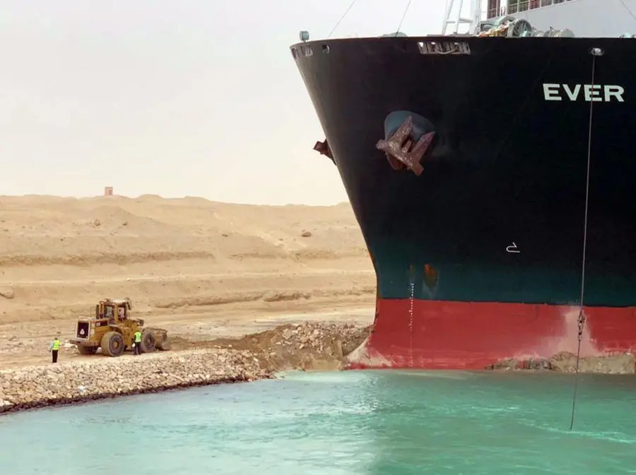 Il portacontainer Ever Given incagliato nel canale di Suez