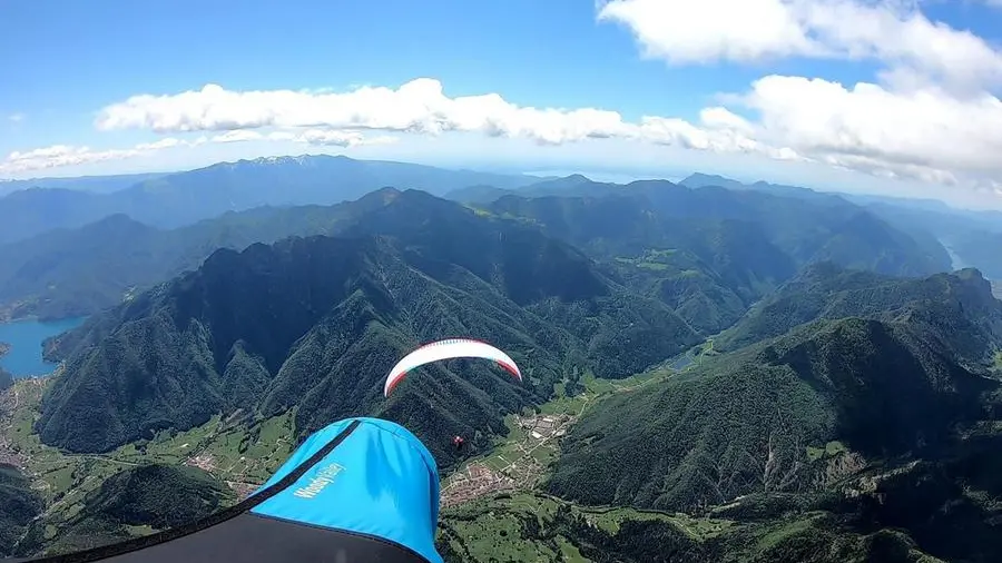 Piero Franchini in volo tra le montagne ed il lago - Foto © www.giornaledibrescia.it