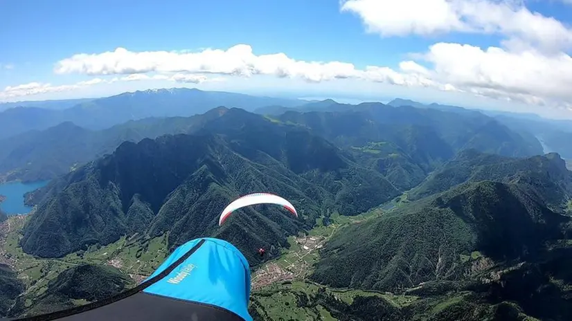 Piero Franchini in volo tra le montagne ed il lago - Foto © www.giornaledibrescia.it