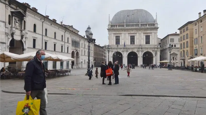 Piazza Loggia, un passante con mascherina - Neg © www.giornaledibrescia.it