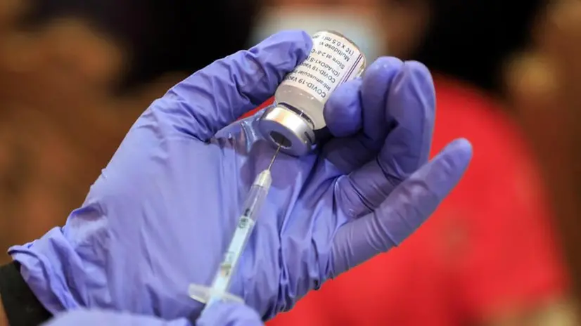 Preparazione di una dose di vaccino - Foto Epa © www.giornaledibrescia.it