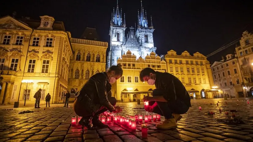 Commemorazione per i morti di Covid in Repubblica Ceca - Foto Ansa  © www.giornaledibrescia.it