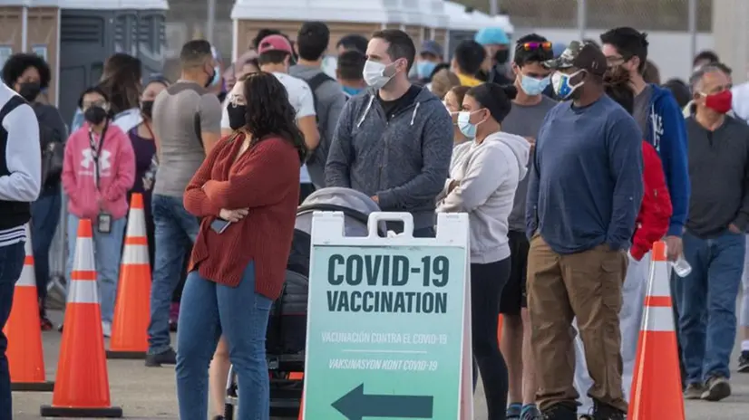 A Miami persone in coda per la vaccinazione