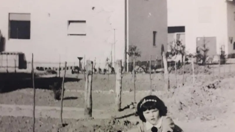 La piccola Raffaella, figlia della signora Nella Bruni, su una moto nel nascente Villaggio Sereno - © www.giornaledibrescia.it