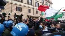Io apro, manifestazione con scontri a Roma - Foto Ansa  © www.giornaledibrescia.it