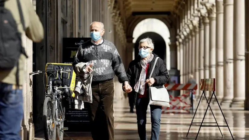 Una coppia passeggia a Milano - Foto © www.giornaledibrescia.it