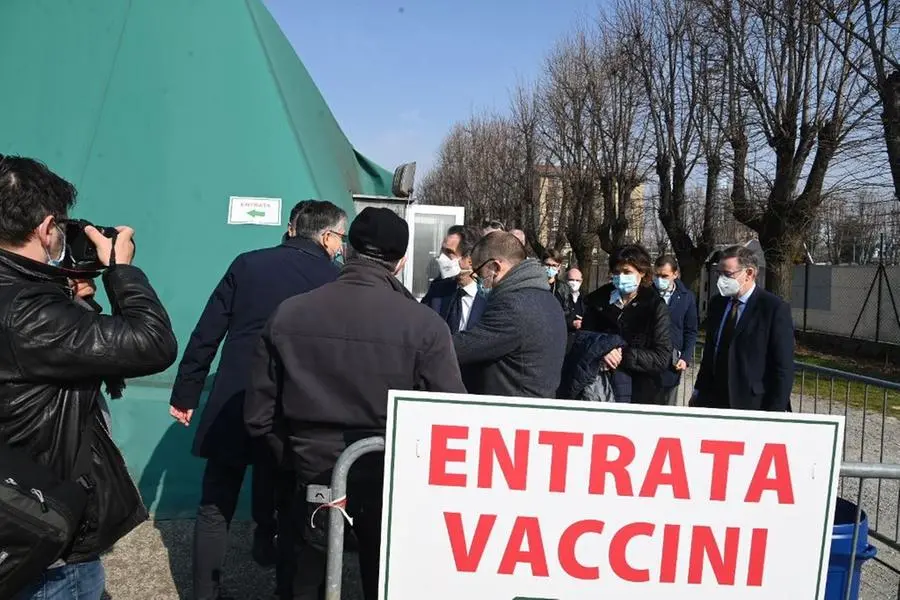 Attilio Fontana all'hub vaccinale di Chiari