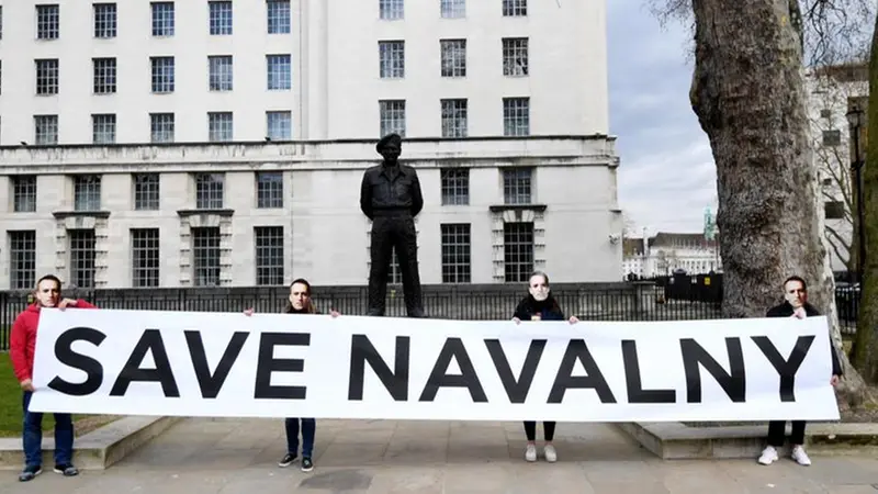Una manifestazione a sostegno di Navalny a Londra - Foto Epa/Facundo Arrizabalaga © www.giornaledibrescia.it