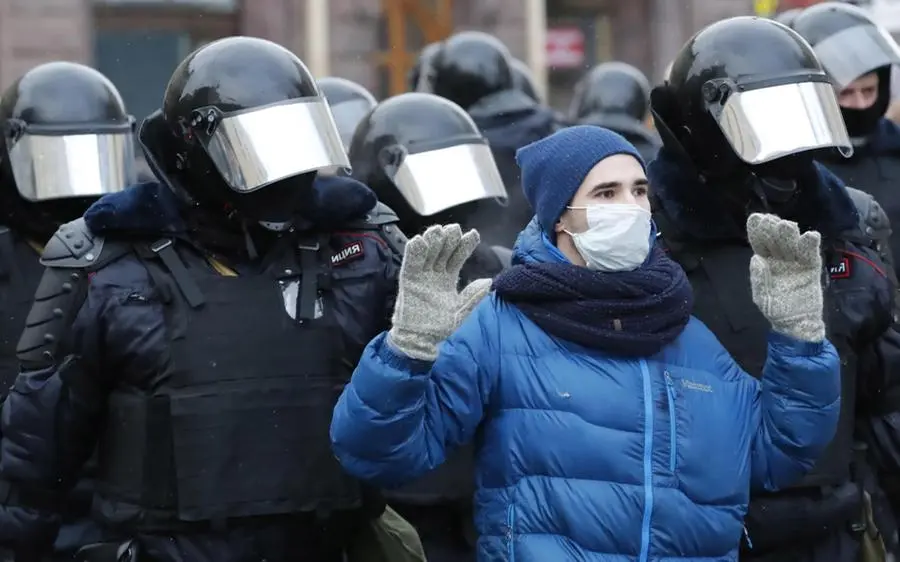 Manifestanti e forze dell'ordine durante le manifestazioni in Russia
