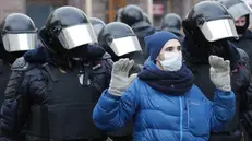 Manifestanti e forze dell'ordine durante le manifestazioni in Russia