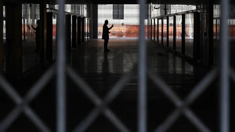 Un uomo si scatta un foto in un galleria pedonale chiusa di Milano, aprile 2021