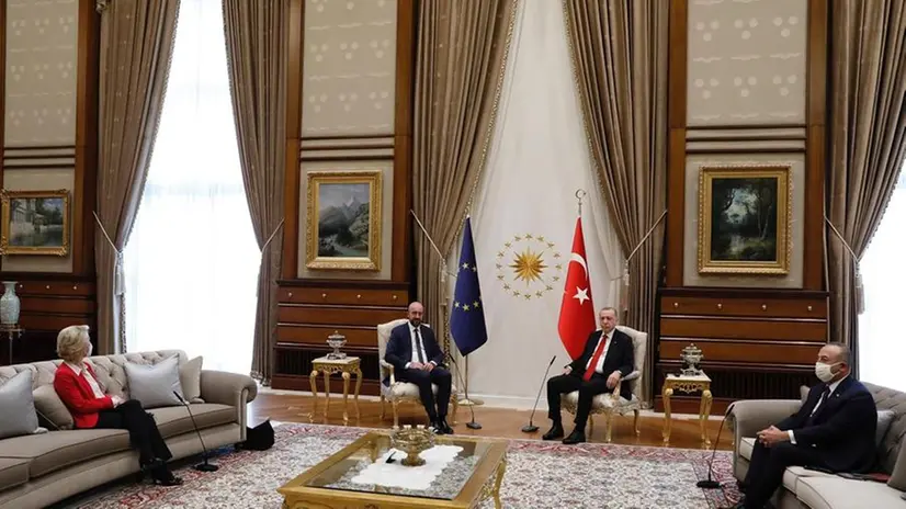 Lo scenario del sofagate: il cerimoniale turco non aveva previsto la sedia per Ursula von der Leyen - Foto Ansa/Consiglio europeo © www.giornaledibrescia.it