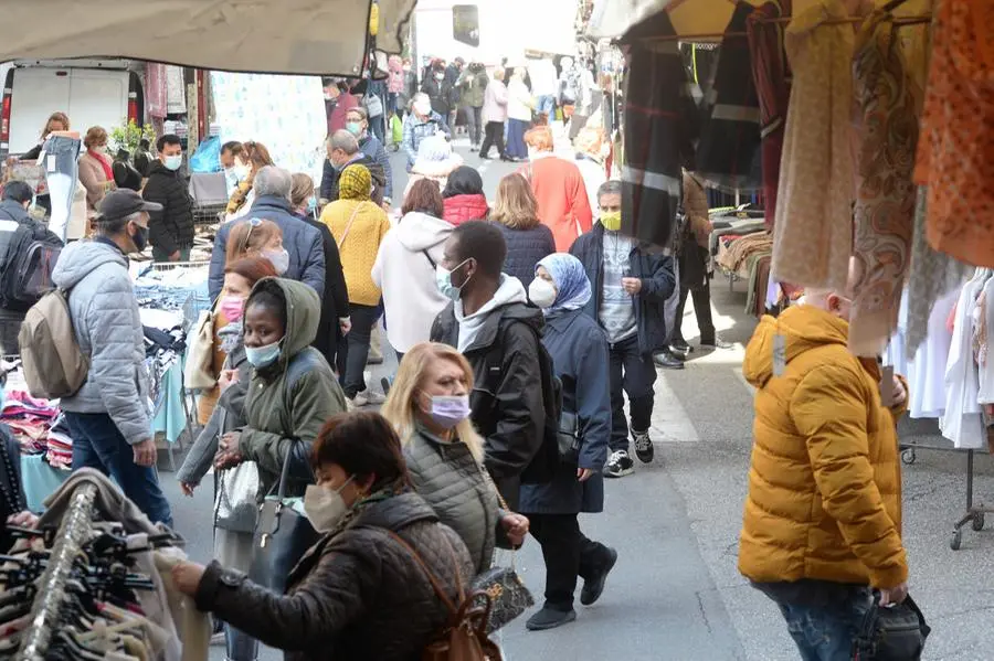 Primo sabato in zona arancione per le vie del centro di Brescia