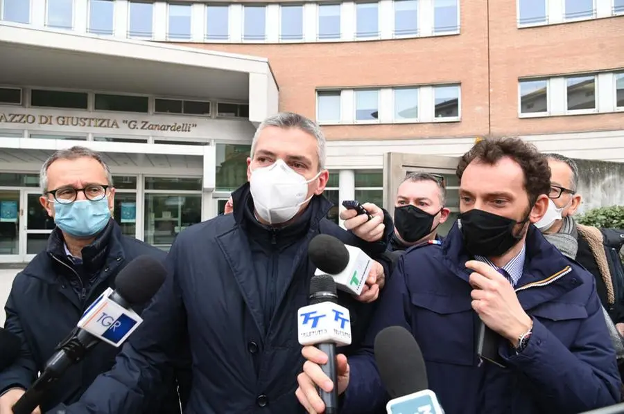 Carlo Mosca circondato dai giornalisti all'uscita dal Tribunale