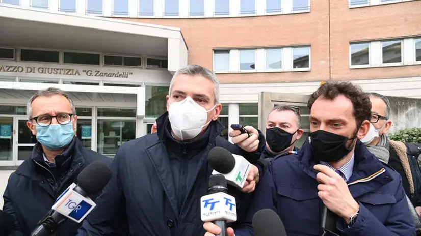 Carlo Mosca circondato dai giornalisti all'uscita dal Tribunale