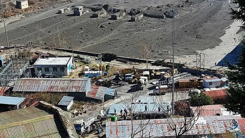 Il fiume ha superato la diga e si è abbattutto su un cantiere