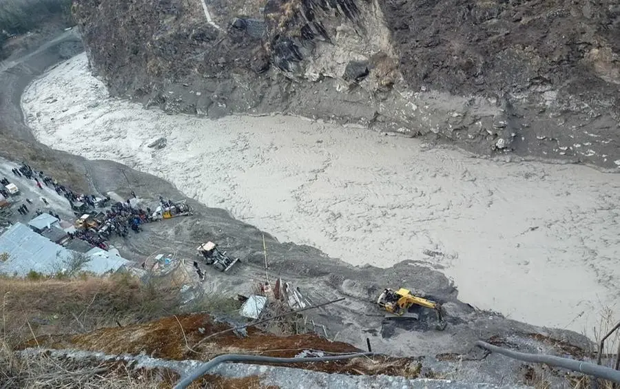 Il fiume ha superato la diga e si è abbattutto su un cantiere