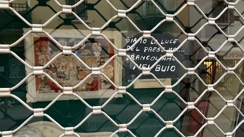 Manerbio, la protesta silenziosa dei commercianti del centro