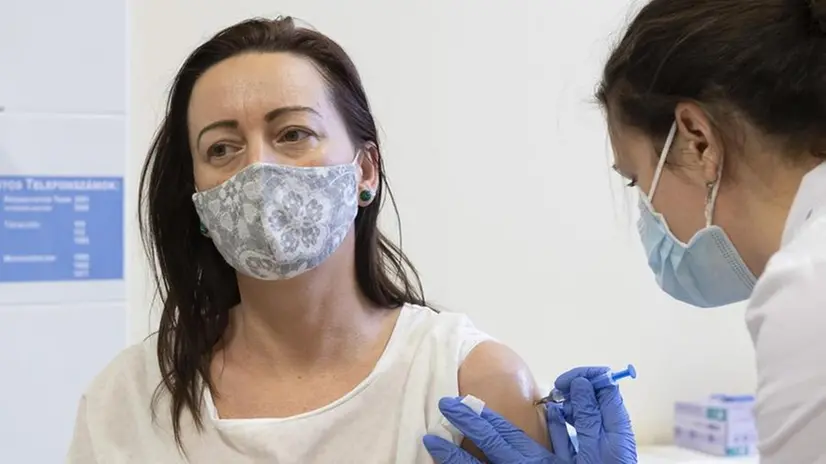 Una signora riceve la dose di vaccino - Foto Ansa/Epa © www.giornaledibrescia.it