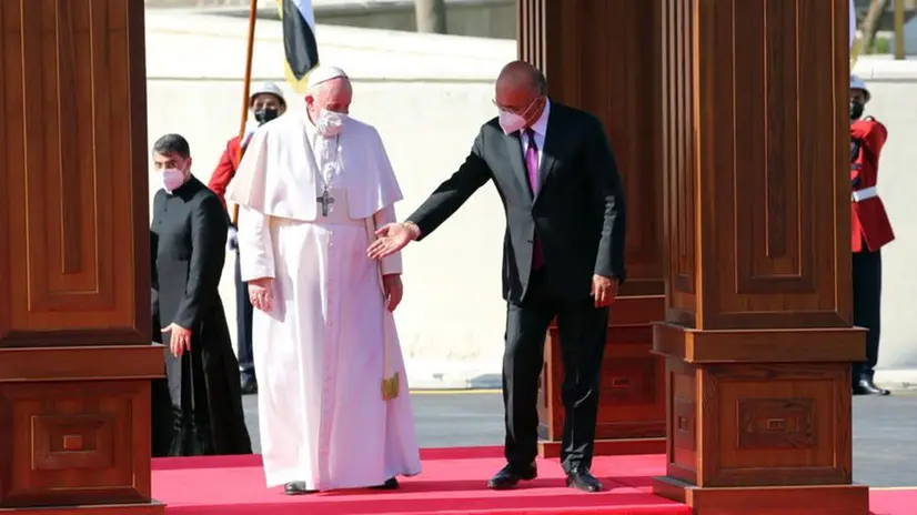 Papa Francesco, l'arrivo in Iraq e l'accoglienza delle autorità