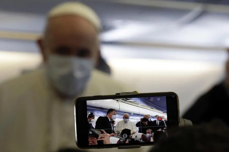 Papa Francesco, l'arrivo in Iraq e l'accoglienza delle autorità