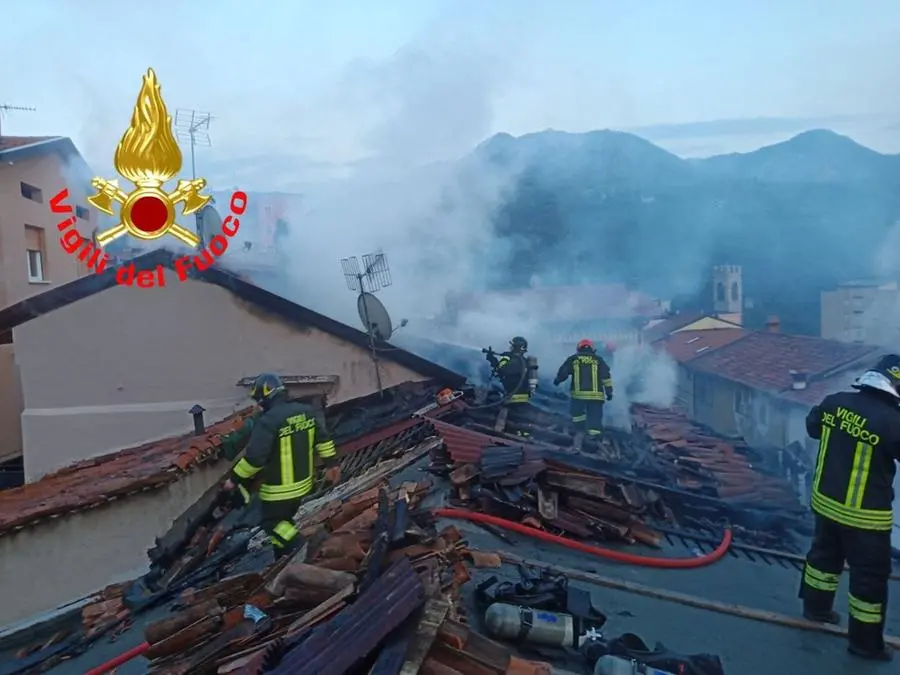 I pompieri sul tetto dell'abitazione nella frazione Sant'Apollonio