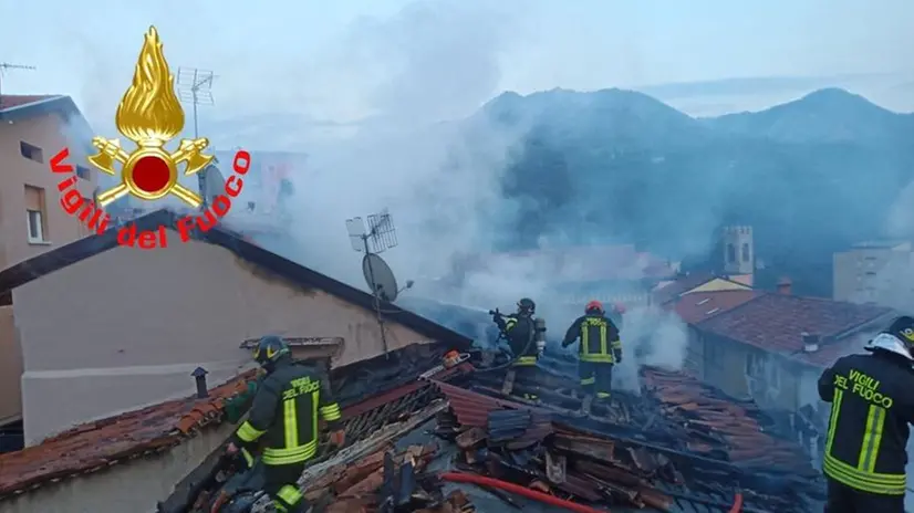 I pompieri sul tetto dell'abitazione nella frazione Sant'Apollonio