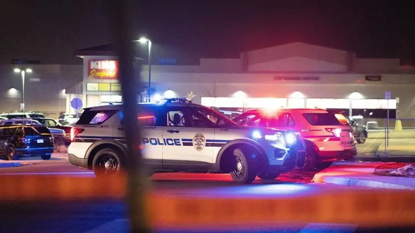 Colorado, entra in un supermercato e spara: 10 morti